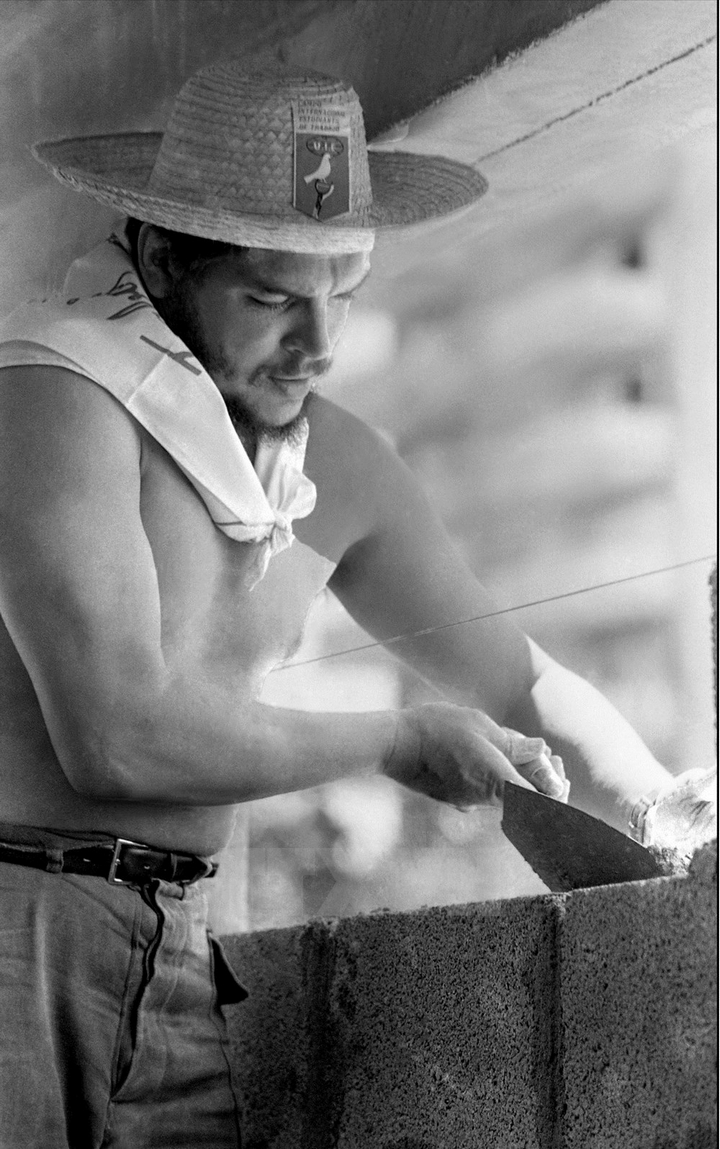 Che Guevara tham gia Ngày lao động tình nguyện trên công trường xây dựng khu nhà ở mang tên José Martí, quận Cerro, La Habana, năm 1961. (Nguồn: Prensa Latina/TTXVN)