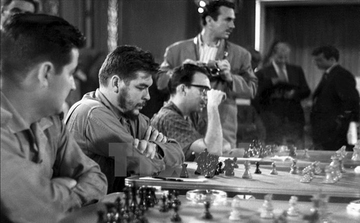 Che Guevara tham gia Giải cờ vua liên hoàn tại Bộ Công nghiệp Cuba ngày 22/6/1962. (Nguồn: Prensa Latina/TTXVN)