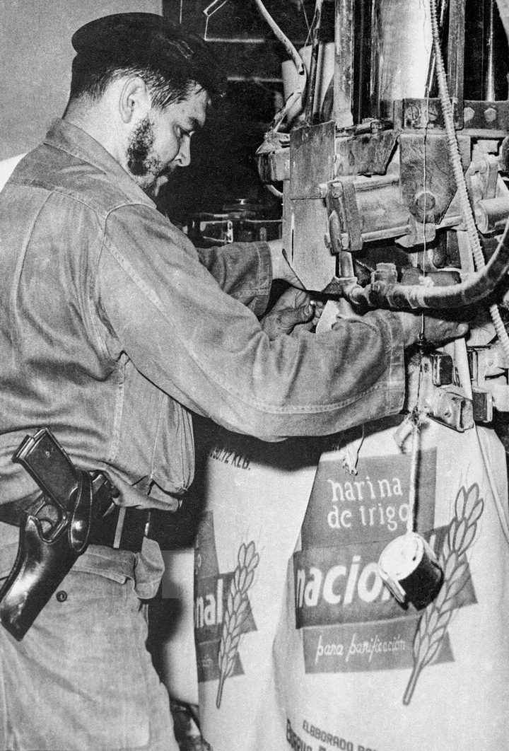 Bộ trưởng Công nghiệp Che Guevara vận hành thử máy đóng bao của Nhà máy bột mì José Antonio Echevarría (1962). (Nguồn: Prensa Latina/TTXVN)