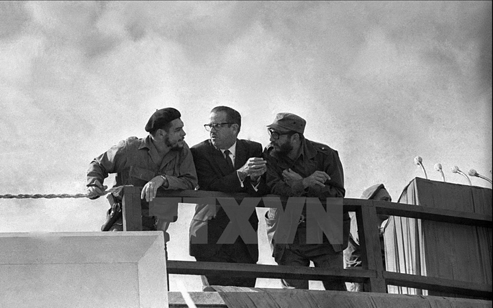 Che Guevara, Tổng thống Osvaldo Dorticos và Thủ tướng Fidel Castro (từ trái sang phải) trên lễ đài danh dự tại Quảng trường Cách mạng ở La Habana ngày 2/1/1963. (Nguồn: Prensa Latina/TTXVN)