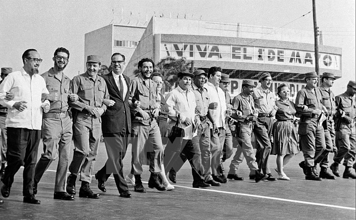 Che Guevara cùng với Tư lệnh Raul Castro, Tổng thống Osvaldo Dorticos và các vị lãnh đạo Cuba khác tham gia cuộc diễu hành trong ngày Quốc tế lao động 1/5/1963. (Nguồn: Prensa Latina/TTXVN)