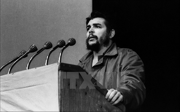 Che Guevara phát biểu tại Lễ bế mạc Tuần đoàn kết với cuộc đấu tranh của nhân dân Việt Nam (La Habana, Cuba) ngày 20/12/1963. (Nguồn: Prensa Latina/TTXVN)
