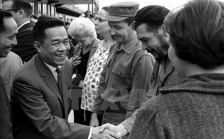 Tư lệnh Che Guevara bắt tay Đại sứ đầu tiên của Việt Nam tại Cuba, ông Nguyễn Thanh Hà trong một hoạt động ủng hộ Việt Nam tại La Habana. (Nguồn: Prensa Latina/TTXVN)