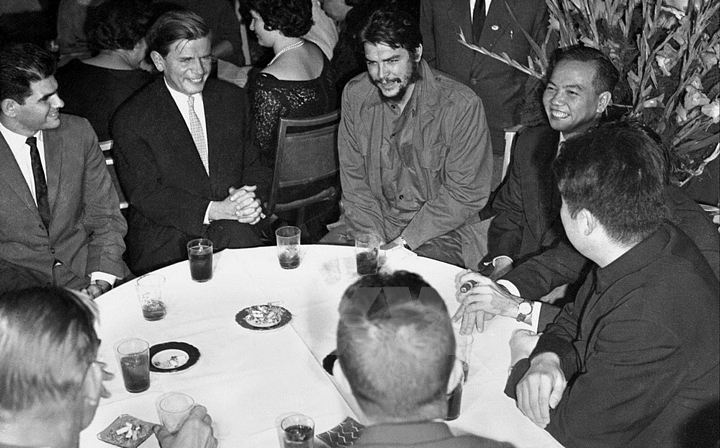 Che Guevara dự cuộc tiếp khách của Phái đoàn đại diện thường trực - Mặt trận Dân tộc Giải phóng Miền nam Việt Nam tại La Habana nhân kỷ niệm ngày thành lập Mặt trận Dân tộc Giải phóng Miền nam Việt Nam 1962. (Nguồn: Prensa Latina/TTXVN)