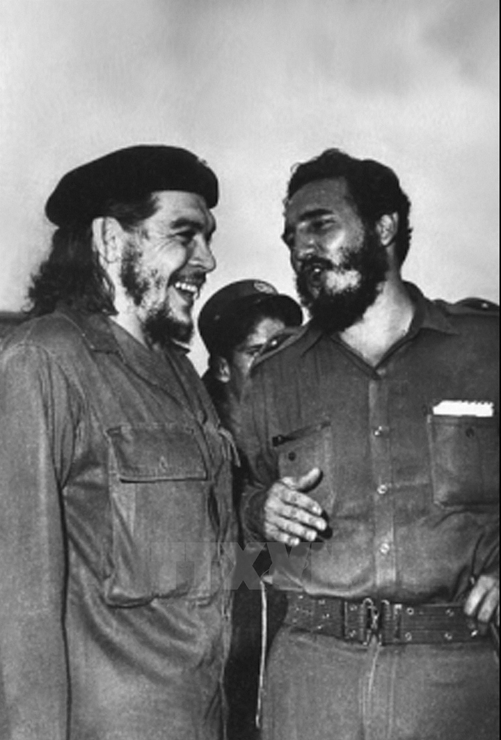 Thủ tướng Chính phủ Cách mạng Cuba Fidel Castro cùng Thống đốc Ngân hàng quốc gia Che Guevara, ngày 1/1/1960. ). (Nguồn: Prensa Latina/TTXVN)