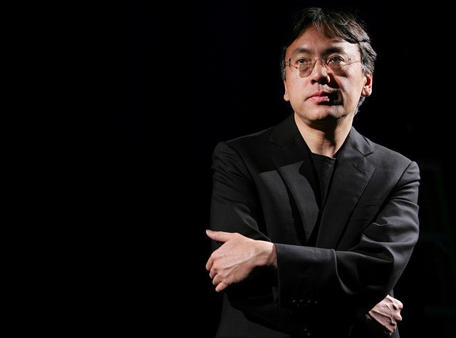 Nhà văn Anh gốc Nhật Kazuo Ishiguro hồi năm 2005 - Ảnh: REUTERS
