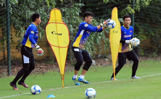 Các thủ môn đội tuyển Việt Nam cần thời gian để hoàn thiện mình - Ảnh: Gia Hưng
