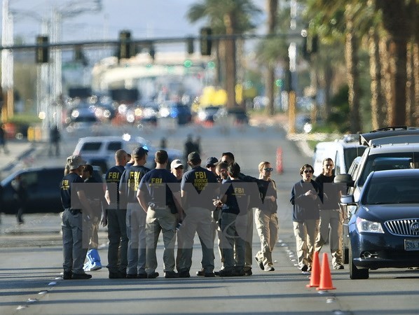 Nhân viên Cục điều tra Liên bang Mỹ (FBI) điều tra tại khu vực Khách sạn và Sòng bạc Mandalay Bay ở Las Vegas sau vụ xả súng, ngày 1/10. (Nguồn: AFP/TTXVN)