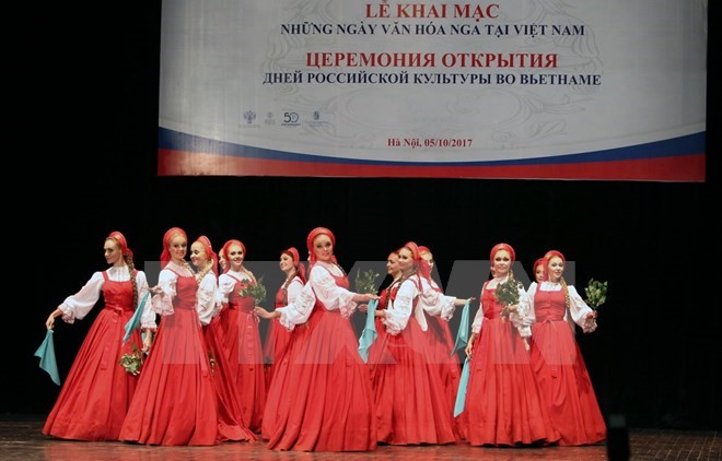 Màn biểu diễn chào mừng của Đoàn múa Nghệ thuật Hàn lâm Quốc gia Beryozka (Liên bang Nga). (Ảnh: Quốc Khánh/TTXVN)
