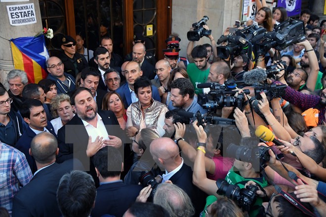Phó Thủ hiến vùng Catalonia Oriol Junqueras (trái) trả lời phỏng vấn tại Barcelona ngày 20/9. (Nguồn: AFP/TTXVN)