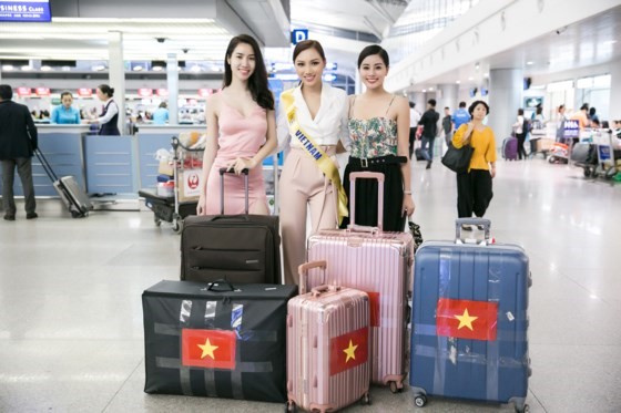Á khôi Ngọc Vân và Á hậu Phụ nữ Sắc Đẹp 2017 Mỹ Linh cũng có mặt tại sân bay để khích lệ tinh thần cho đại diện của Việt Nam tại Miss Global Beauty Queen 2017 năm nay