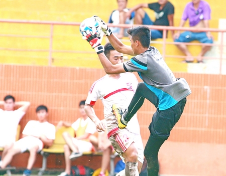 Pha lao ra bắt bóng của Anh Tuấn (Đồng Nai) trong trận thắng Kiên Giang 2-1