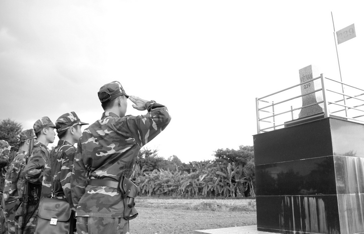 Thiêng liêng hình ảnh người chiến sĩ chào cột mốc. Đây là cột mốc số 239 tại xã Thường Phước 1 (huyện Hồng Ngự- Đồng Tháp). Chào cờ là nghi thức được mặc định khi các chiến sĩ thăm cột mốc.