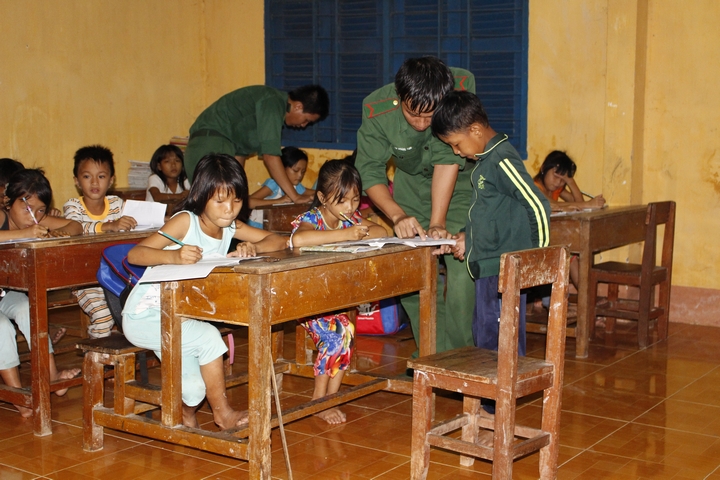 Ngoài nhiệm vụ chuyên môn, tối đến các chiến sĩ lại đến trường “gieo chữ” cho con em Việt kiều Campuchia. Nhờ lớp học của những thầy giáo quân hàm xanh này, hàng trăm trẻ em đã biết đọc, biết viết.