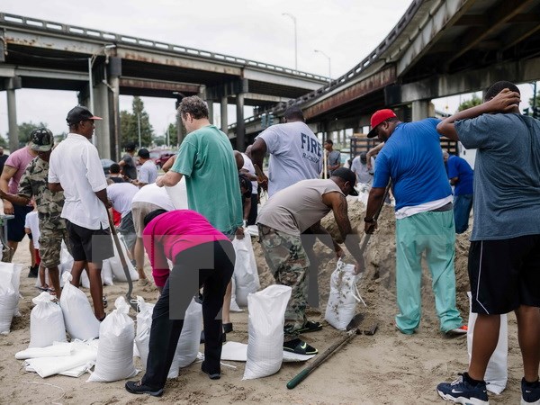 Người dân chuẩn bị những bao cát trước khi bão Nate đổ bộ vào New Orleans. (Nguồn: AFP/TTXVN)
