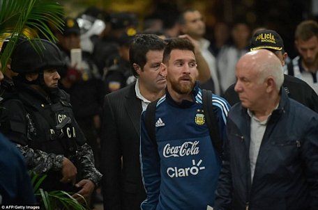 Lionel Messi và tuyển Argentina đặt chân đến Ecuador chuẩn bị cho trận sinh tử. (Nguồn: AFP/Getty Images)