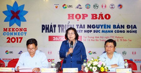 Bà Vũ Kim Hạnh-Chủ tịch Hội Doanh nghiệp hàng Việt Nam chất lượng cao trả lời các câu hỏi của nhà báo 