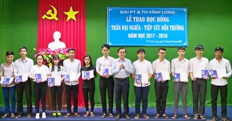 Phó Giám đốc THVL Châu Ngọc Ẩn trao học bổng cho tân sinh viên.
