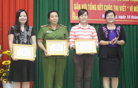 Bà Nguyễn Thị Minh Trang- Chủ tịch Hội Liên hiệp Phụ nữ tỉnh trao giải nhì và ba cho các tác giả cuộc thi viết