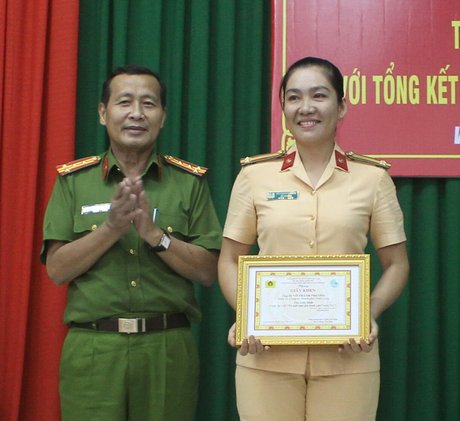 Ban tổ chức trao giải nhất cuộc thi viết cho Trung tá Võ Thanh Phương.