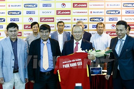 Huấn luyện viên Park Hang-seo rạng rỡ trong ngày nhận chức huấn luyện viên trưởng tuyển Việt Nam. (Ảnh: Minh Chiến/Vietnam+)
