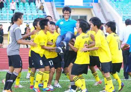 HLV Han Young Kuk cùng các học trò- đội Vĩnh Long giành chức vô địch giải hạng ba 2012 và giành quyền thăng hạng nhì quốc gia năm 2013.