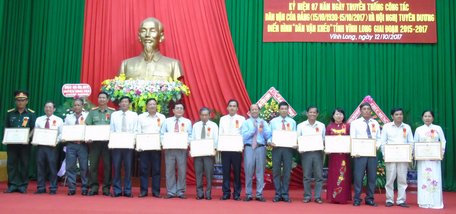 Những tập thể được khen thưởng trong phong trào “Dân vận khéo” giai đoạn 2015-2017.