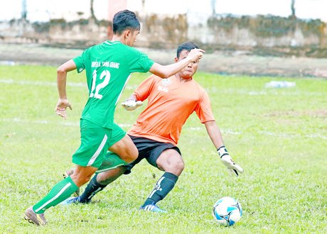 Pha ghi bàn ấn định tỷ số 5-0 cho đội Vĩnh Long của tiền đạo Nguyễn Điệp Thành Khang (12) trong trận thắng đội Kiên Giang.