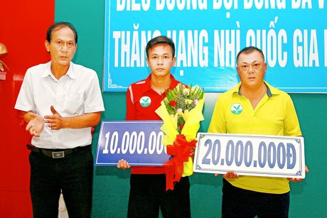 Ông Nguyễn Thanh An- Phó Giám đốc Sở Văn hoá, Thể thao và Du lịch tỉnh Vĩnh Long) trao thưởng về thành tích thi đấu của đội bóng đá Vĩnh Long tại giải hạng Ba Quốc gia 2017, giành quyền thăng hạng mùa bóng 2018.