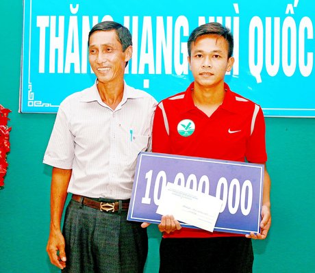 Ông Phan Minh Quý- Giám đốc Công ty TNHH 1TV TMXD Phú Minh Nhật tặng thưởng 10 triệu đồng về thành tích thi đấu của đội bóng đá Vĩnh Long tại giải hạng Ba Quốc gia 2017, giành quyền thăng hạng mùa bóng 2018.