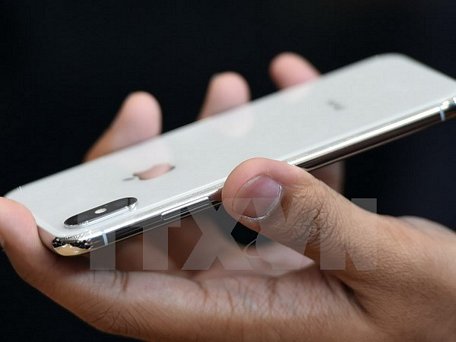 Khách hàng trải nghiệm mẫu điện thoại iPhone X tại trụ sở của Apple ở Cupertino, California ngày 12/9. (Nguồn: AFP/TTXVN)