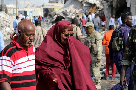 Một phụ nữ Somalia khóc bên hiện trường vụ đánh bom - Ảnh: REUTERS