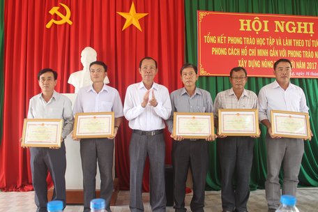 Ông Nguyễn Văn Hoặc- Phó trưởng Ban Dân vận Tỉnh ủy trao bằng khen của UBND tỉnh cho các tập thể xuất sắc trong xây dựng nông thôn mới. 