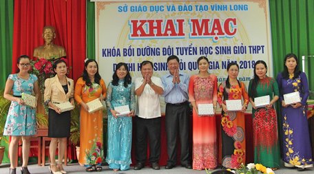 Bí thư Tỉnh uỷ Trần Văn Rón, Chủ tịch UBND tỉnh Nguyễn Văn Quang trao quà cho các giáo viên nữ tham gia bồi dưỡng học sinh.