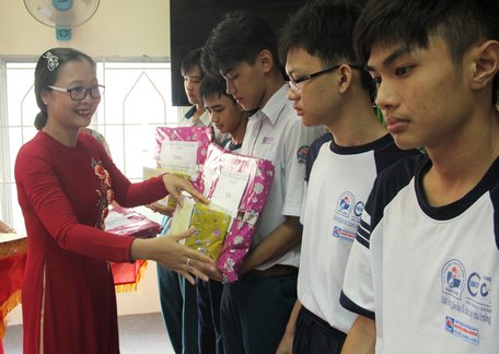Giám đốc Sở GD- ĐT Nguyễn Thị Quyên Thanh trao quà động viên học sinh tham gia đội tuyển.