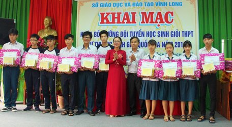 Giám đốc Sở GD- ĐT Nguyễn Thị Quyên Thanh, Giám đốc Công ty TNHH MTV Xổ số Kiến thiết tỉnh Vĩnh Long Thiệu Ngọc Tâm trao quà cho các em.