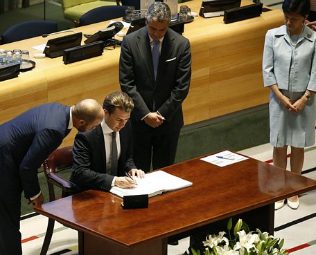 Ông Kurz, trên cương vị Ngoại trưởng Áo, ký vào Hiệp ước cấm vũ khí hạt nhân ngày 20-9 tại trụ sở Liên Hiệp Quốc ở New York, Mỹ - Ảnh: UN
