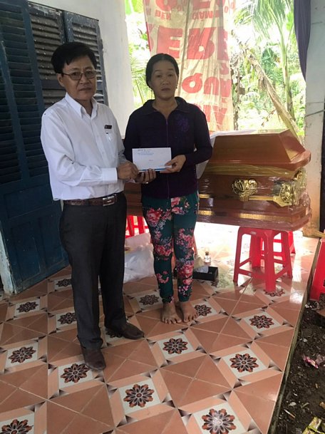 Bảo Việt Vĩnh Long (khu vực TX Bình Minh) đến thăm hỏi tạm ứng cho gia đình trước 10 triệu đồng.