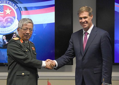 Thượng tướng Nguyễn Chí Vịnh bắt tay với tiến sĩ Joshep H.Felter - Ảnh: V.YÊN