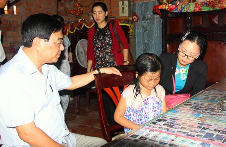 Phó Chủ tịch UBND tỉnh- Trần Hoàng Tựu, Giám đốc Sở GD- ĐT- Nguyễn Thị Quyên Thanh động viên, thăm hỏi học sinh gặp nạn.
