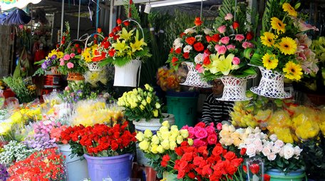 Các giỏ hoa được cắm sẵn giúp khách hàng dễ dàng mua được giỏ hoa ưng ý một cách nhanh, gọn, lẹ.