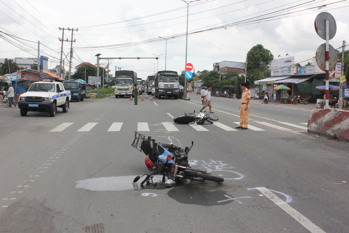 Một vụ TNGT giữa 2 xe môtô xảy ra trên Quốc lộ 1 thuộc địa phận xã Song Phú, huyện Tam Bình.