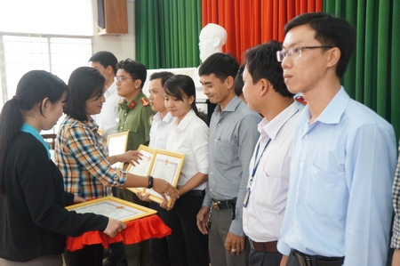 Phó Giám đốc Sở Thông tin- Truyền thông- Đoàn Hồng Hạnh trao giải cho các tập thể.