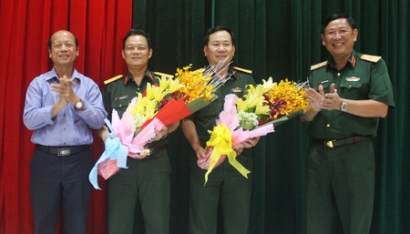Thiếu tướng Huỳnh Chiến Thắng (bìa phải) cùng Phó Bí thư Thường trực Tỉnh ủy- Trương Văn Sáu (bìa trái) tặng hoa chúc mừng Đại tá Phạm Văn Bé Tư (thứ 2, bên trái) và Đại tá Phùng Văn Mười.