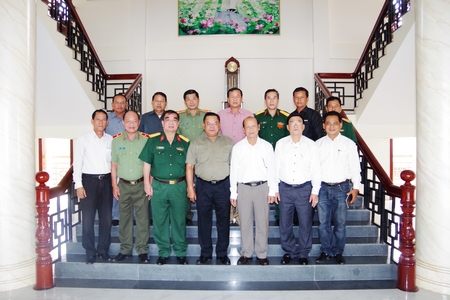 Lãnh đạo tỉnh Vĩnh Long chụp ảnh lưu niệm với đoàn cán bộ Quân khu 3, Quân đội Campuchia.