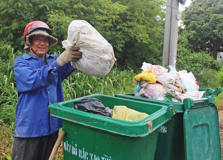 Hội viên nông dân trong xã thường xuyên thu gom rác thải nhằm giữ gìn vệ sinh môi trường.