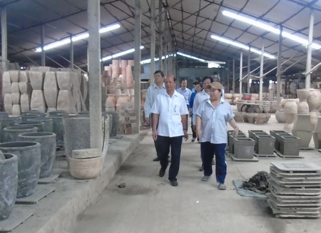 Phó Bí thư Thường trực Tỉnh ủy Trương Văn Sáu đi thực tế tại doanh nghiệp sản xuất gốm xã Thanh Đức (Long Hồ).