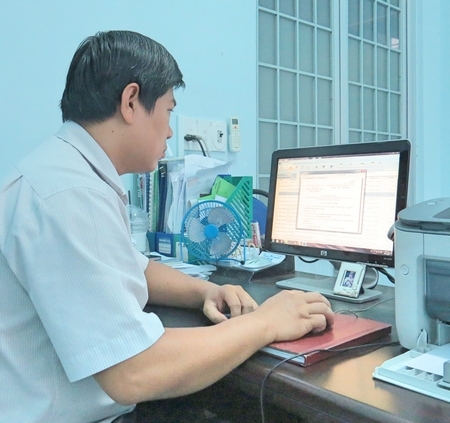 Tác giả Nguyễn Thanh Sang đang giới thiệu phần mềm quản lý công tác lưu giữ nhiệm vụ khoa học và công nghệ (giải pháp đạt giải nhì).