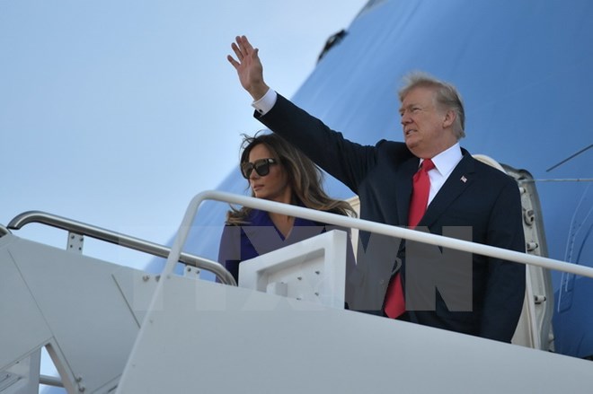 Tổng thống Mỹ Donald Trump (phải) và phu nhân Melania Trump đáp chuyến bay từ căn cứ không quân Andrews, bắt đầu công du châu Á, ngày 3/11. (Nguồn: AFP/TTXVN)