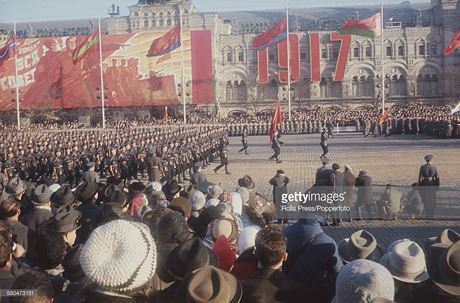 Khung cảnh tại buổi duyệt binh kỷ niệm 50 năm Cách mạng Tháng Mười ở Moscow sáng 7/11/1967. Ảnh: Getty.